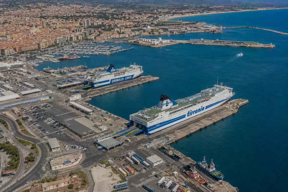 Fergereise og havneinformasjon for Civitavecchia–Cagliari
