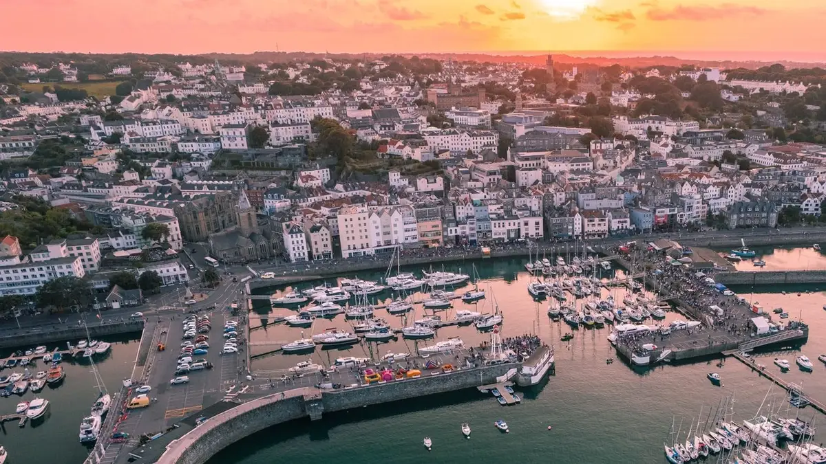 Fergereise og havneinformasjon for Jersey–Guernsey